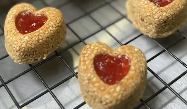 DJELDJLANIA - GÂTEAU SABLÉ AU SÉSAME À LA CONFITURE