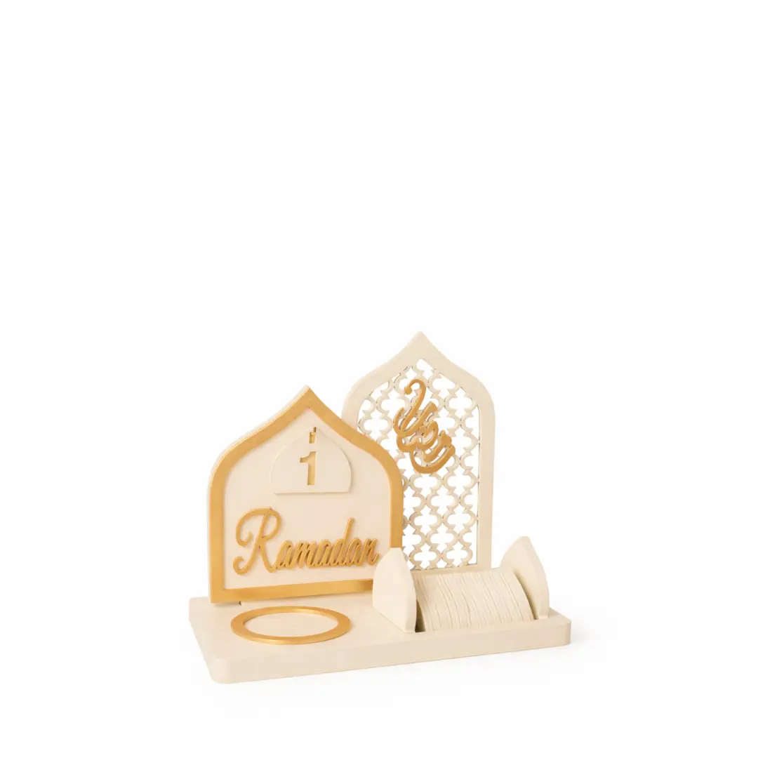 Calendrier du ramadan safa Calendrier de Ramadan Safa en bois crème et or avec motif oriental ajouré et plaquettes numérotées.