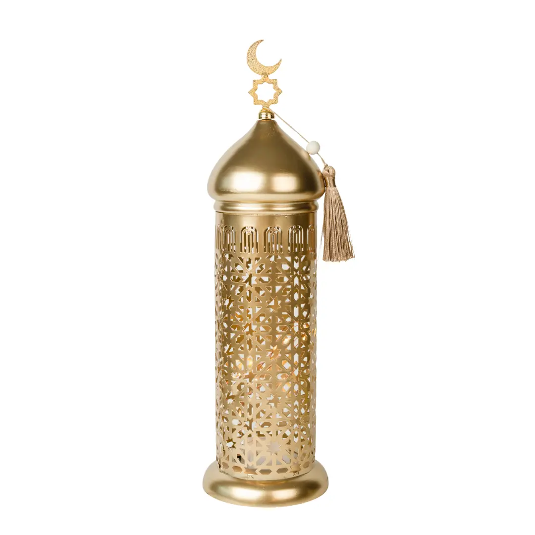lanterne lumineuse zayn or grande Zayn, l’éclat doré du Ramadan La lanterne lumineuse Zayn – version dorée est une pièce décorative au charactère affirmé et élégant, pensée pour sublimer votre décoration de Ramadan. Entièrement réalisée en métal doré, elle se distingue par sa coupole brillante, ses motifs orientaux ajourés et son pompon délicat, qui apportent une touche à la fois traditionnelle et raffinée. Grâce à son éclairage LED intégré, la lanterne diffuse une lumière chaude et enveloppante, créant de superbes jeux d’ombres à travers les découpes. Une décoration lumineuse idéale pour instaurer une ambiance festive, spirituelle et chaleureuse.