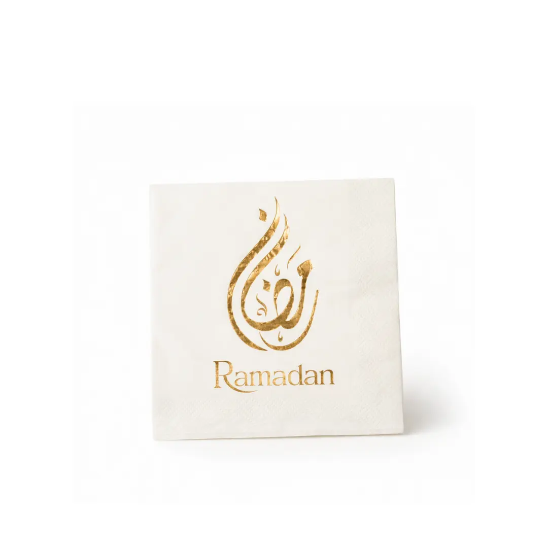 serviette ramadan mubarak or Serviettes Ramadan Mubarak blanches et dorées, idéales pour décoration de table de Ramadan.